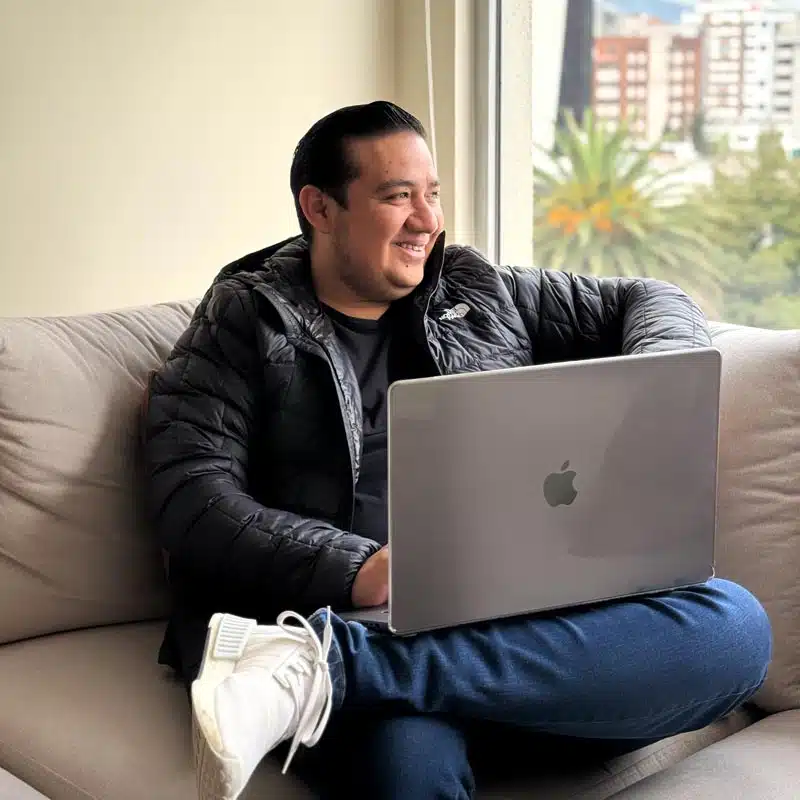 Santiago Arrobo, consultor digital Ecuador, trabajando en consultoría de desarrollo web y estrategia digital desde Quito